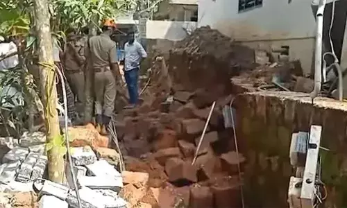 കോഴിക്കോട് നിര്‍മാണ പ്രവര്‍ത്തനത്തിനിടെ മതിലിടിഞ്ഞു വീണ് അപകടം; നാലു പേര്‍ക്ക് പരിക്ക്