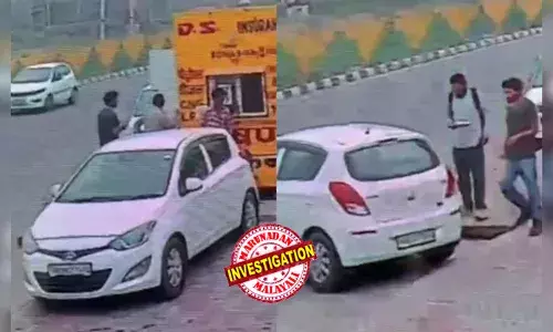 രണ്ടാഴ്ച മുമ്പ് ഹ്യൂണ്ടായ് ഐ 20 കാര്‍ മലിനീകരണ പരിശോധന നടത്തുന്ന ദൃശ്യങ്ങള്‍ പുറത്ത്; പരിശോധന നടത്തിയത് ആമിര്‍ റാഷിദ്  കാര്‍ ചാവേറായ ഡോ. ഉമര്‍ മുഹമ്മദിന് കൈമാറിയ അതേദിവസം; മൂവരും വാഹനത്തില്‍ കയറി പോകുന്നതും ദൃശ്യങ്ങളില്‍; ചെങ്കോട്ടയില്‍ പാര്‍ക്കിങ് സ്ഥലത്ത് കാറില്‍ നിന്ന് പുറത്തിറങ്ങാതിരിക്കുന്ന ഉമറിന്റെ ദൃശ്യങ്ങളും പുറത്ത്