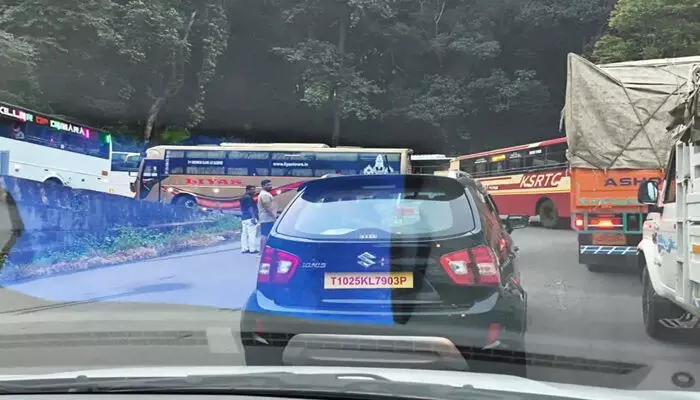 താമരശ്ശേരി ചുരത്തില് ലോറി കുടുങ്ങി; വന് ഗതാഗത കുരുക്ക് താമരശ്ശേരി ചുരത്തില് ലോറി കുടുങ്ങി; വന് ഗതാഗത കുരുക്ക്