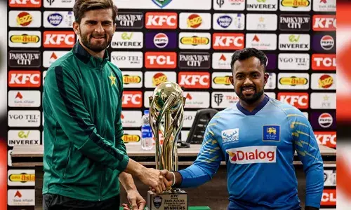 ചാവേര്‍ ആക്രമണം ഉണ്ടായത്  റാവല്‍പിണ്ടിയില്‍ നിന്ന് 17 കിലോ മീറ്റര്‍ അകലെ; പാക്കിസ്ഥാനില്‍ സുരക്ഷിതരല്ലെന്നും നാട്ടിലേക്ക് മടങ്ങണമെന്നും ശ്രീലങ്കന്‍ താരങ്ങള്‍; പര്യടനം ഉപേക്ഷിക്കരുതെന്ന് പിസിബി; സമ്മര്‍ദ്ദ തന്ത്രവുമായി നഖ്വി; ശ്രീലങ്ക മടങ്ങിയാല്‍ പാക്കിസ്ഥാന്‍ ക്രിക്കറ്റിന് കനത്ത തിരിച്ചടി