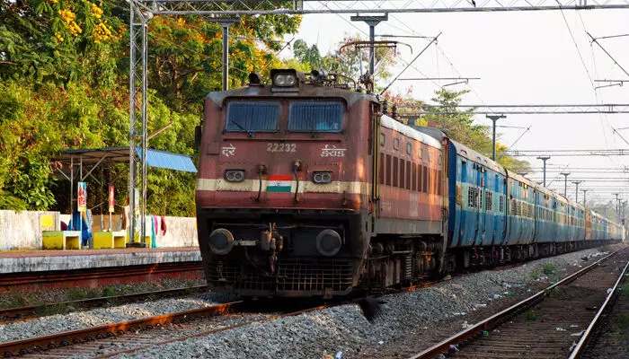 ട്രെയിന് യാത്രയ്ക്കിടെ മദ്യ ലഹരിയില് സ്ത്രീകളെ ഉപദ്രവിക്കാന് ശ്രമം; പ്രതിയെ കെട്ടിയിട്ട് പോലിസിന് കൈമാറി സഹയാത്രികര് ട്രെയിന് യാത്രയ്ക്കിടെ മദ്യ ലഹരിയില് സ്ത്രീകളെ ഉപദ്രവിക്കാന് ശ്രമം; പ്രതിയെ കെട്ടിയിട്ട് പോലിസിന് കൈമാറി സഹയാത്രികര്