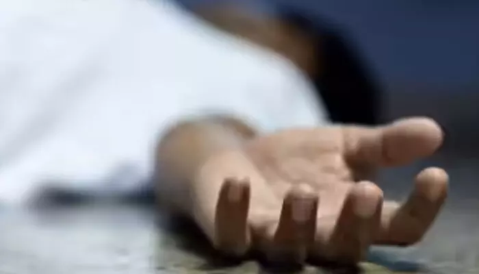 സെറിബ്രല് പാള്സി ബാധിതയായ മകളെ കൊലപ്പെടുത്തി അമ്മ തൂങ്ങി മരിച്ചു; വെള്ളം നിറച്ച ഡ്രമ്മില് മകളെ മുക്കി കൊലപ്പെടുത്തിയ ശേഷം ജീവനൊടുക്കി 57കാരി സെറിബ്രല് പാള്സി ബാധിതയായ മകളെ കൊലപ്പെടുത്തി അമ്മ തൂങ്ങി മരിച്ചു; വെള്ളം നിറച്ച ഡ്രമ്മില് മകളെ മുക്കി കൊലപ്പെടുത്തിയ ശേഷം ജീവനൊടുക്കി 57കാരി