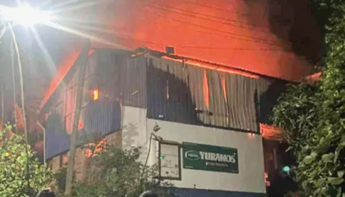 രാത്രി അതുവഴി പോയ യാത്രക്കാരുടെ കണ്ണിൽ കണ്ട തീഗോളം; ബഹളം കേട്ട് നാട്ടുകാർ അടക്കം ഓടിയെത്തി; മലപ്പുറത്തെ വെളിച്ചെണ്ണ സംഭരണ ശാലയിൽ വൻ തീപിടുത്തം; ഉടമയ്ക്ക് കോടികളുടെ നഷ്ടം