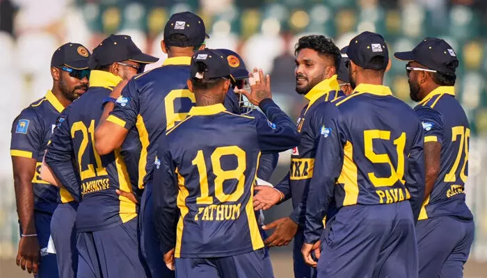 ഇസ്‌ലാമാബാദ് സ്‌ഫോടനം: പാക്കിസ്ഥാനെതിരായ ഏകദിന പരമ്പര ബഹിഷ്‌കരിക്കാനുള്ള തീരുമാനം പിന്‍വലിച്ച് ശ്രീലങ്ക;  താരങ്ങളോട് പാക്കിസ്ഥാനില്‍ തുടരാന്‍ നിര്‍ദേശിച്ച് ശ്രീലങ്കന്‍ ക്രിക്കറ്റ് ബോര്‍ഡ്;   റാവല്‍പിണ്ടിയിലെ രണ്ടാം ഏകദിനം നാളത്തേക്ക് മാറ്റി;  സിംബാബ്‌വെ ഉള്‍പ്പെട്ട ത്രിരാഷ്ട്ര പരമ്പര അനിശ്ചിതത്വത്തില്‍