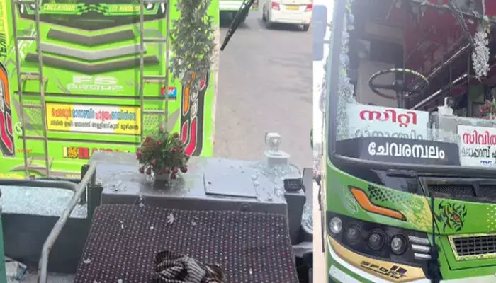 ആരാദ്യം എത്തും..; ബസ് സ്റ്റാൻഡിലെത്തിയതും സമയത്തെ ചൊല്ലി തർക്കം തുടങ്ങി; സംസാരിച്ച് നിൽക്കുന്നതിനിടെ നല്ല ഇടിപൊട്ടി; ഗ്ലാസ്‌ അടിച്ച് തകർത്ത് ഭീതി; ഡ്രൈവർക്ക് പരിക്ക്