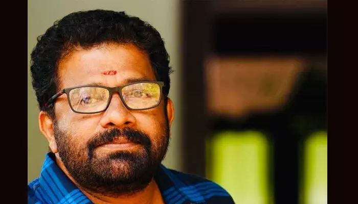 ചലച്ചിത്ര സംവിധായകന്‍ വി.എം. വിനു കോഴിക്കോട് കോര്‍പ്പറേഷന്‍ തിരഞ്ഞെടുപ്പില്‍ കളത്തിലിറങ്ങുന്നു; കല്ലായി ഡിവിഷനില്‍ യുഡിഎഫിന് വേണ്ടി മാറ്റുരയ്ക്കും; മേയര്‍ സ്ഥാനാര്‍ഥിയായി ഉയര്‍ത്തിക്കാട്ടാന്‍ സാധ്യത; 15 പേരുടെ രണ്ടാം ഘട്ട സ്ഥാനാര്‍ഥി പട്ടിക പുറത്തിറക്കി കോണ്‍ഗ്രസ്