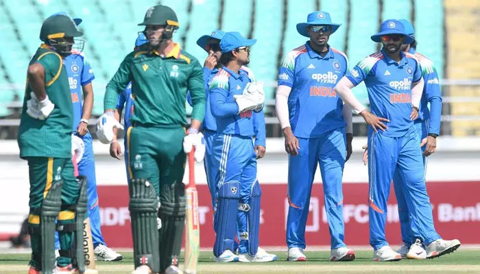 ഒരു റണ്സിന് മൂന്ന് വിക്കറ്റ്; മധ്യനിര ബാറ്റര്മാരുടെ രക്ഷാപ്രവര്ത്തനം; അര്ധ സെഞ്ചുറിയുമായി ഡെലാനോ പോട്ഗീറ്ററും ഡിയാന് ഫോറെസ്റ്ററും ബോണ് ഫൊര്ട്വിനും; ദക്ഷിണാഫ്രിക്ക എ ടീമിനെതിരെ ഇന്ത്യന് യുവനിരയ്ക്ക് 286 റണ്സ് വിജയലക്ഷ്യം ഒരു റണ്സിന് മൂന്ന് വിക്കറ്റ്; മധ്യനിര ബാറ്റര്മാരുടെ രക്ഷാപ്രവര്ത്തനം; അര്ധ സെഞ്ചുറിയുമായി ഡെലാനോ പോട്ഗീറ്ററും ഡിയാന് ഫോറെസ്റ്ററും ബോണ് ഫൊര്ട്വിനും; ദക്ഷിണാഫ്രിക്ക എ ടീമിനെതിരെ ഇന്ത്യന് യുവനിരയ്ക്ക് 286 റണ്സ് വിജയലക്ഷ്യം