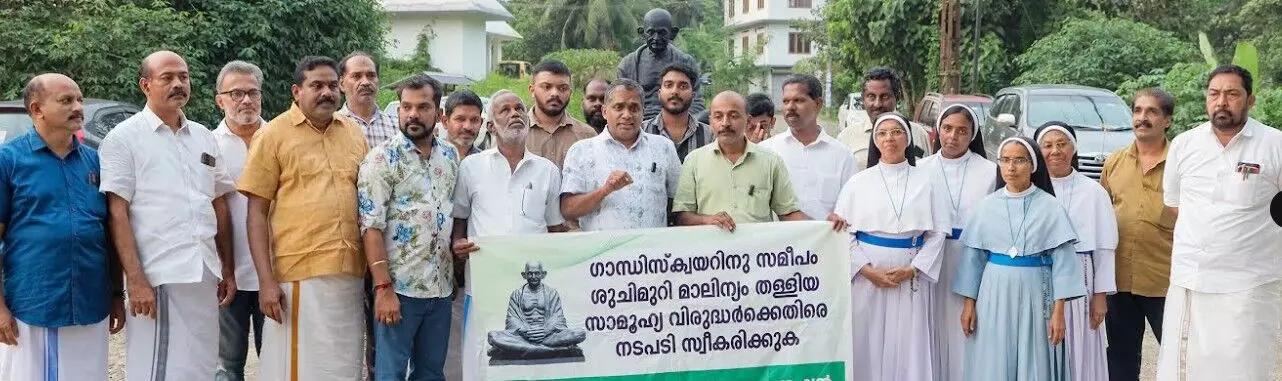 ഗാന്ധിസ്ക്വയറിനു സമീപം ശുചിമുറി മാലിന്യ നിക്ഷേപം പതിവായി; അധികൃതരുടെ അനാസ്ഥയില് വ്യാപക പ്രതിഷേധം ഗാന്ധിസ്ക്വയറിനു സമീപം ശുചിമുറി മാലിന്യ നിക്ഷേപം പതിവായി; അധികൃതരുടെ അനാസ്ഥയില് വ്യാപക പ്രതിഷേധം