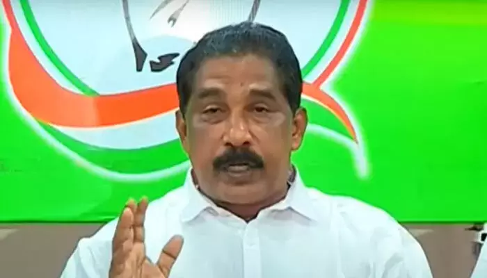 ഉദ്ദിഷ്ടകാര്യത്തിന് ഉപകാരസ്മരണ! തദ്ദേശ തിരഞ്ഞെടുപ്പില് മുന് എസിപി ടി കെ രത്നകുമാറിന് പാര്ട്ടി ടിക്കറ്റ് നല്കിയതിന് എതിരെ കണ്ണൂര് ഡിസിസി അദ്ധ്യക്ഷന് മാര്ട്ടിന് ജോര്ജ്; സി പി എമ്മിന് വിടുപണി ചെയ്താല് സ്ഥാനമാനങ്ങളെന്ന സന്ദേശമെന്ന് ആരോപണം ഉദ്ദിഷ്ടകാര്യത്തിന് ഉപകാരസ്മരണ! തദ്ദേശ തിരഞ്ഞെടുപ്പില് മുന് എസിപി ടി കെ രത്നകുമാറിന് പാര്ട്ടി ടിക്കറ്റ് നല്കിയതിന് എതിരെ കണ്ണൂര് ഡിസിസി അദ്ധ്യക്ഷന് മാര്ട്ടിന് ജോര്ജ്; സി പി എമ്മിന് വിടുപണി ചെയ്താല് സ്ഥാനമാനങ്ങളെന്ന സന്ദേശമെന്ന് ആരോപണം