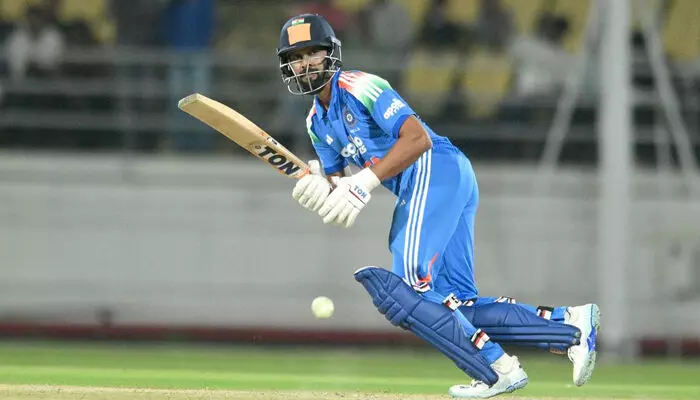 സെഞ്ചുറിയുമായി റുതുരാജ് ഗെയ്ക്വാദ്; രാജ്‌കോട്ടിൽ മൂന്ന് പന്തുകൾ ബാക്കി നിൽക്കെ ലക്ഷ്യം മറികടന്ന് ഇന്ത്യ എ; ത്രില്ലർ പോരിൽ ദക്ഷിണാഫ്രിക്ക എയെ നാല് വിക്കറ്റിന് പരാജയപ്പെടുത്തി ഏകദിന പരമ്പരയിൽ മുന്നിൽ