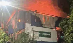 രാത്രി അതുവഴി പോയ യാത്രക്കാരുടെ കണ്ണിൽ കണ്ട തീഗോളം; ബഹളം കേട്ട് നാട്ടുകാർ അടക്കം ഓടിയെത്തി; മലപ്പുറത്തെ വെളിച്ചെണ്ണ സംഭരണ ശാലയിൽ വൻ തീപിടുത്തം; ഉടമയ്ക്ക് കോടികളുടെ നഷ്ടം