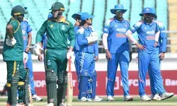 ഒരു റണ്‍സിന് മൂന്ന് വിക്കറ്റ്;  മധ്യനിര ബാറ്റര്‍മാരുടെ രക്ഷാപ്രവര്‍ത്തനം;  അര്‍ധ സെഞ്ചുറിയുമായി ഡെലാനോ പോട്ഗീറ്ററും ഡിയാന്‍ ഫോറെസ്റ്ററും ബോണ്‍ ഫൊര്‍ട്വിനും; ദക്ഷിണാഫ്രിക്ക എ ടീമിനെതിരെ ഇന്ത്യന്‍ യുവനിരയ്ക്ക് 286 റണ്‍സ് വിജയലക്ഷ്യം