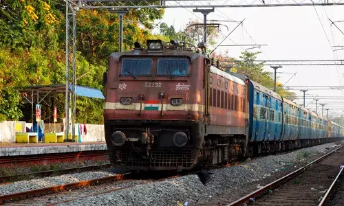 ട്രെയിന്‍ യാത്രയ്ക്കിടെ മദ്യ ലഹരിയില്‍ സ്ത്രീകളെ ഉപദ്രവിക്കാന്‍ ശ്രമം; പ്രതിയെ കെട്ടിയിട്ട് പോലിസിന് കൈമാറി സഹയാത്രികര്‍