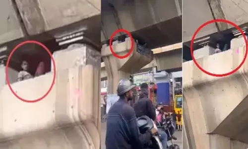 വീട്ടിലെ കട്ടിലിൽ സുഖമായി കിടക്കുന്ന പോലെ ഫ്ലൈഓവർ തൂണിനുള്ളിൽ ദേ..ഒരാൾ; കാലിന്മേൽ കാല് കയറ്റി വച്ച് പോകുന്നവരെയെല്ലാം നോക്കിയിരിപ്പ്; യാരാടാ...സാമി ഇവനെന്ന് നെറ്റിസൺസ്