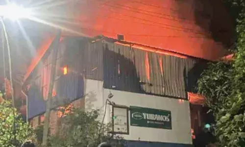 രാത്രി അതുവഴി പോയ യാത്രക്കാരുടെ കണ്ണിൽ കണ്ട തീഗോളം; ബഹളം കേട്ട് നാട്ടുകാർ അടക്കം ഓടിയെത്തി; മലപ്പുറത്തെ വെളിച്ചെണ്ണ സംഭരണ ശാലയിൽ വൻ തീപിടുത്തം; ഉടമയ്ക്ക് കോടികളുടെ നഷ്ടം