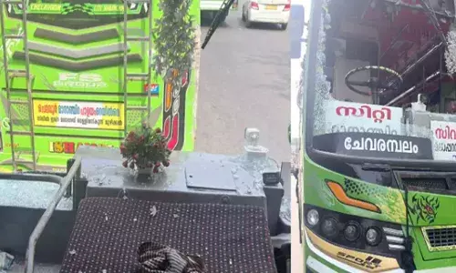 ആരാദ്യം എത്തും..; ബസ് സ്റ്റാൻഡിലെത്തിയതും സമയത്തെ ചൊല്ലി തർക്കം തുടങ്ങി; സംസാരിച്ച് നിൽക്കുന്നതിനിടെ നല്ല ഇടിപൊട്ടി; ഗ്ലാസ്‌ അടിച്ച് തകർത്ത് ഭീതി; ഡ്രൈവർക്ക് പരിക്ക്