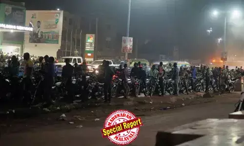 റോഡുകളില്‍  കൂട്ടിയിട്ടിരിക്കുന്ന മോട്ടോര്‍ സൈക്കിളുകള്‍;   പെട്രോള്‍ പമ്പുകള്‍ക്ക് മുന്നില്‍ നീണ്ട ക്യൂ; ഭക്ഷ്യവസ്തുക്കളുടെ വില കുതിച്ചുയരുന്നു; ആശുപത്രികളുടെ പ്രവര്‍ത്തനവും പ്രതിസന്ധിയില്‍; മാലിയെ ശ്വാസം മുട്ടിച്ച് ഇന്ധന ഉപരോധം;  അല്‍-ഖ്വയ്ദ ബന്ധമുള്ള ജിഹാദിസ്റ്റുകള്‍ പിടിമുറുക്കിയതോടെ വഴിമുട്ടി ജനജീവിതം