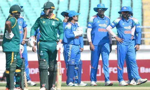 ഒരു റണ്‍സിന് മൂന്ന് വിക്കറ്റ്;  മധ്യനിര ബാറ്റര്‍മാരുടെ രക്ഷാപ്രവര്‍ത്തനം;  അര്‍ധ സെഞ്ചുറിയുമായി ഡെലാനോ പോട്ഗീറ്ററും ഡിയാന്‍ ഫോറെസ്റ്ററും ബോണ്‍ ഫൊര്‍ട്വിനും; ദക്ഷിണാഫ്രിക്ക എ ടീമിനെതിരെ ഇന്ത്യന്‍ യുവനിരയ്ക്ക് 286 റണ്‍സ് വിജയലക്ഷ്യം