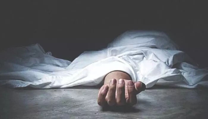 കമ്പി വലിച്ചുകെട്ടുന്നതിനടെ വൈദ്യുതത്തൂണ് പൊട്ടിവീണു; കെഎസ്ഇബി കരാര്ത്തൊഴിലാളി മരിച്ചു കമ്പി വലിച്ചുകെട്ടുന്നതിനടെ വൈദ്യുതത്തൂണ് പൊട്ടിവീണു; കെഎസ്ഇബി കരാര്ത്തൊഴിലാളി മരിച്ചു