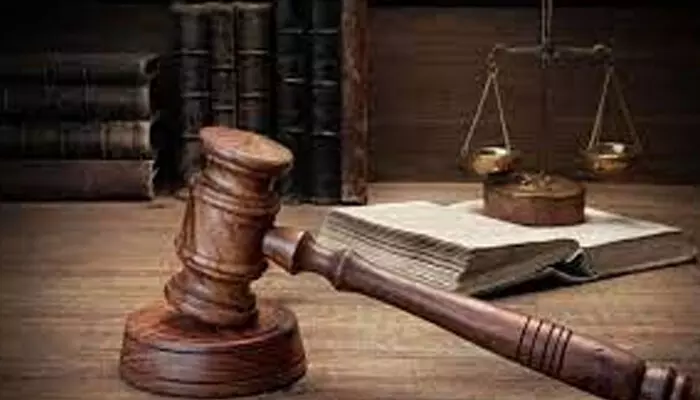 ഭൂമിതര്ക്ക കേസില് അനുകൂലവിധിക്കായി 15 ലക്ഷം രൂപ കൈക്കൂലി വാങ്ങി; കോടതി ക്ലര്ക്ക് അറസ്റ്റില്: ഒളിവില് പോയ അഡീഷണല് സെഷന്സ് ജഡ്ജി പിടികിട്ടാപ്പുള്ളി ഭൂമിതര്ക്ക കേസില് അനുകൂലവിധിക്കായി 15 ലക്ഷം രൂപ കൈക്കൂലി വാങ്ങി; കോടതി ക്ലര്ക്ക് അറസ്റ്റില്: ഒളിവില് പോയ അഡീഷണല് സെഷന്സ് ജഡ്ജി പിടികിട്ടാപ്പുള്ളി