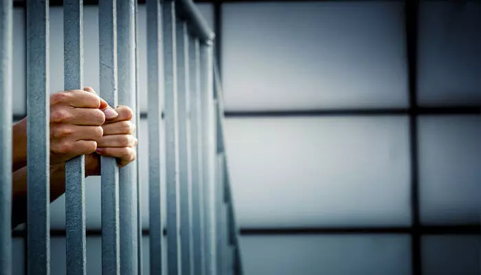 പ്രായപൂര്ത്തിയാകാത്ത പെണ്കുട്ടിയെ വീട്ടില് കയറി ബലാത്സംഗം ചെയ്തു; പ്രതിക്ക് ഇരുപത്തഞ്ചരവര്ഷം കഠിനതടവും 1,45,500 രൂപ പിഴയും പ്രായപൂര്ത്തിയാകാത്ത പെണ്കുട്ടിയെ വീട്ടില് കയറി ബലാത്സംഗം ചെയ്തു; പ്രതിക്ക് ഇരുപത്തഞ്ചരവര്ഷം കഠിനതടവും 1,45,500 രൂപ പിഴയും