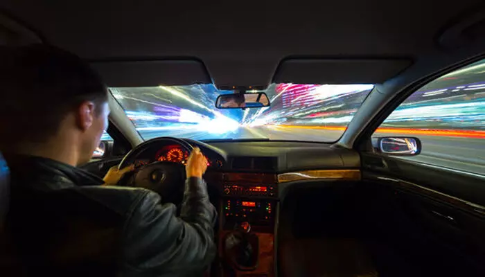 റോഡിലൂടെ മണിക്കൂറിൽ 191 കിലോമീറ്റർ വേഗതയിൽ കുതിച്ചുപാഞ്ഞ് കാർ; പോക്ക് കണ്ട് വഴിയാത്രക്കാർ അടക്കം മാറിനിന്നു; പിന്നാലെ എട്ടിന്റെ പണി