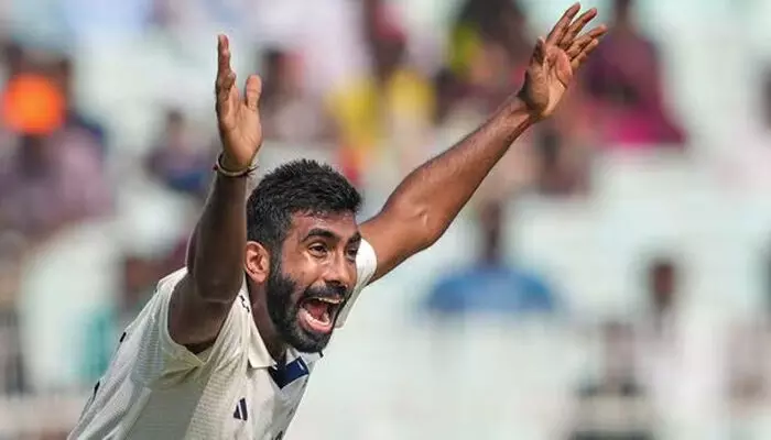 17 വര്‍ഷത്തിനുശേഷം ഇന്ത്യയില്‍ ആ നേട്ടം സ്വന്തമാക്കുന്ന ആദ്യ പേസർ; കൊൽക്കത്തയിൽ അപൂർവ റെക്കോർഡുമായി ജസ്പ്രീത് ബുമ്ര; വിക്കറ്റ് വേട്ടയിൽ മുഹമ്മദ് ഷമിയും പിന്നിലായി