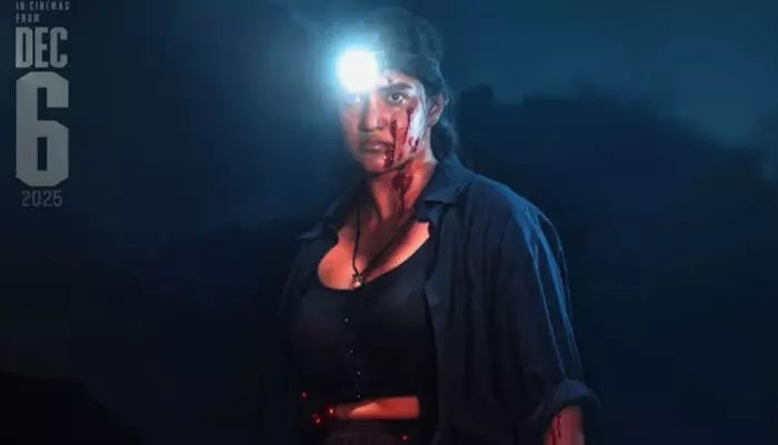 മുഖത്ത് ചോര ഒലിപ്പിച്ച് തലയിൽ ടോർച്ച് ഘടിപ്പിച്ച് നിൽക്കുന്ന നായിക; ഹണി റോസിന്റെ റേച്ചൽ ഡിസംബർ 6ന് തിയറ്ററുകളിൽ; ട്രെയിലർ നാളെ പുറത്തിറങ്ങും