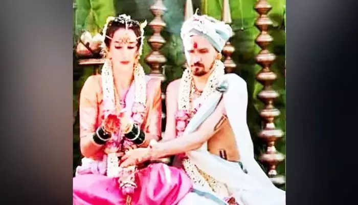 ഫ്രഞ്ച് യുവാവും റഷ്യന്‍ യുവതിയും കൊല്ലൂരില്‍ വിവാഹിതരായി;  പരമ്പരാഗത ഹിന്ദു ആചാര പ്രകാരം ചടങ്ങ്