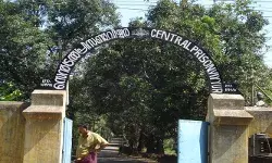 സെല്ലിനുള്ളില്‍ കയറാന്‍ ആവശ്യപ്പെട്ടു; വിയ്യൂര്‍ സെന്‍ട്രല്‍ ജയിലില്‍ തടവുകാര്‍ അസിസ്റ്റന്റ് പ്രിസണ്‍ ഓഫീസറെ മര്‍ദിച്ചു; തടയാന്‍ ശ്രമിച്ച തടവുകാരനും മര്‍ദനം: പരിക്കേറ്റ രണ്ടു പേര്‍ ആശുപത്രിയില്‍