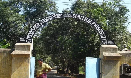 സെല്ലിനുള്ളില്‍ കയറാന്‍ ആവശ്യപ്പെട്ടു; വിയ്യൂര്‍ സെന്‍ട്രല്‍ ജയിലില്‍ തടവുകാര്‍ അസിസ്റ്റന്റ് പ്രിസണ്‍ ഓഫീസറെ മര്‍ദിച്ചു; തടയാന്‍ ശ്രമിച്ച തടവുകാരനും മര്‍ദനം: പരിക്കേറ്റ രണ്ടു പേര്‍ ആശുപത്രിയില്‍