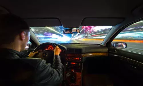 റോഡിലൂടെ മണിക്കൂറിൽ 191 കിലോമീറ്റർ വേഗതയിൽ കുതിച്ചുപാഞ്ഞ് കാർ; പോക്ക് കണ്ട് വഴിയാത്രക്കാർ അടക്കം മാറിനിന്നു; പിന്നാലെ എട്ടിന്റെ പണി