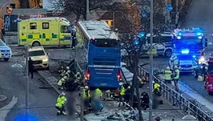 സ്റ്റോക്കോമിലെ ബസ് കാത്തിരിപ്പുകേന്ദ്രത്തിലേക്ക് ഡബിള് ഡക്കര് ബസ് ഇടിച്ചുകയറി അപകടം; മൂന്നു പേര് മരിച്ചു: മൂന്നു പേര്ക്ക് പരിക്ക് സ്റ്റോക്കോമിലെ ബസ് കാത്തിരിപ്പുകേന്ദ്രത്തിലേക്ക് ഡബിള് ഡക്കര് ബസ് ഇടിച്ചുകയറി അപകടം; മൂന്നു പേര് മരിച്ചു: മൂന്നു പേര്ക്ക് പരിക്ക്