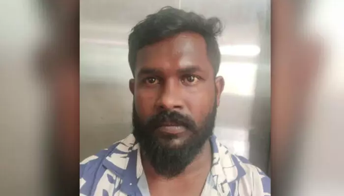 മുഖംമൂടി ധരിച്ചെത്തി എട്ടു വയസ്സുകാരിയുടെ ഇരു കരണത്തും അടിച്ചു; കവിളില് കടിച്ചു: പ്രതിയെ തിരിച്ചറിഞ്ഞ് കുട്ടി: 30കാരന് അറസ്റ്റില് മുഖംമൂടി ധരിച്ചെത്തി എട്ടു വയസ്സുകാരിയുടെ ഇരു കരണത്തും അടിച്ചു; കവിളില് കടിച്ചു: പ്രതിയെ തിരിച്ചറിഞ്ഞ് കുട്ടി: 30കാരന് അറസ്റ്റില്