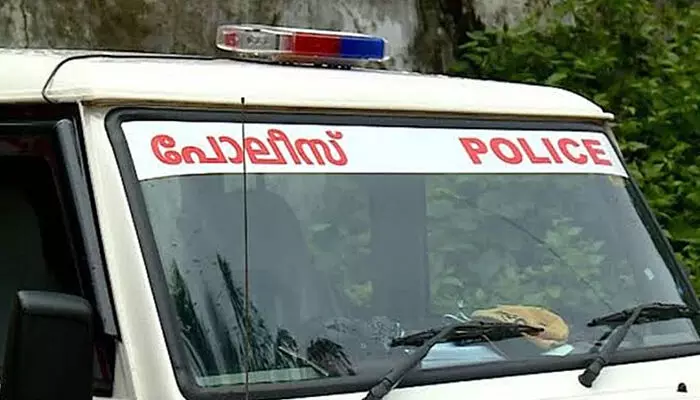 അമ്മ വാതില് തുറക്കുന്നില്ല; കരഞ്ഞു വിളിച്ച് മകള്: ഓടി എത്തി രക്ഷിച്ച് പോലിസ് അമ്മ വാതില് തുറക്കുന്നില്ല; കരഞ്ഞു വിളിച്ച് മകള്: ഓടി എത്തി രക്ഷിച്ച് പോലിസ്