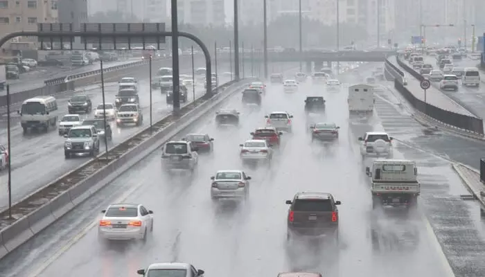 മാനം ഇരുളും..; കുവൈറ്റിൽ മഴയ്ക്ക് സാധ്യതയെന്ന് കാലാവസ്ഥ വകുപ്പ്; രാത്രിയിൽ മൂടൽമഞ്ഞ് രൂപപ്പെടുമെന്നും മുന്നറിയിപ്പ്; വാഹനങ്ങൾ ഓടിക്കുന്നവർ ശ്രദ്ധിക്കണമെന്ന് അധികൃതർ മാനം ഇരുളും..; കുവൈറ്റിൽ മഴയ്ക്ക് സാധ്യതയെന്ന് കാലാവസ്ഥ വകുപ്പ്; രാത്രിയിൽ മൂടൽമഞ്ഞ് രൂപപ്പെടുമെന്നും മുന്നറിയിപ്പ്; വാഹനങ്ങൾ ഓടിക്കുന്നവർ ശ്രദ്ധിക്കണമെന്ന് അധികൃതർ