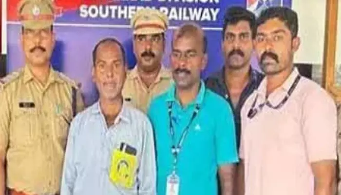 വിവേക് എക്സ്പ്രസ് സ്റ്റേഷനിലോട്ട് അടുത്തതും ഇരച്ചെത്തിയ പോലീസ്; പരിശോധനയ്ക്കിടെ അറ്റൻഡറിന്റെ മുഖത്ത് ടെൻഷൻ; ജീവനക്കാരുടെ കാബിനിൽ കണ്ടത്; കൈയ്യോടെ പൊക്കി വിവേക് എക്സ്പ്രസ് സ്റ്റേഷനിലോട്ട് അടുത്തതും ഇരച്ചെത്തിയ പോലീസ്; പരിശോധനയ്ക്കിടെ അറ്റൻഡറിന്റെ മുഖത്ത് ടെൻഷൻ; ജീവനക്കാരുടെ കാബിനിൽ കണ്ടത്; കൈയ്യോടെ പൊക്കി