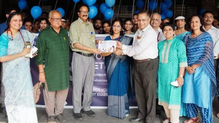 ലോക പ്രമേഹ ദിനത്തില് അമൃത ആശുപത്രിയിലെ ഡോ. ഉഷാ മേനോന് രചിച്ച പ്രമേഹം പ്രശ്നമല്ല പുസ്തകത്തിന്റെ കവര് പ്രകാശനം നടന്നു ലോക പ്രമേഹ ദിനത്തില് അമൃത ആശുപത്രിയിലെ ഡോ. ഉഷാ മേനോന് രചിച്ച പ്രമേഹം പ്രശ്നമല്ല പുസ്തകത്തിന്റെ കവര് പ്രകാശനം നടന്നു