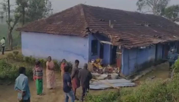 ജോലി രാജി വച്ച് നാട്ടിലേക്ക് മടങ്ങിയതും വീട്ടുനടയിൽ ഒറ്റക്കൊമ്പന്റെ വിളയാട്ടം; അടുക്കള വാതിൽ തകർത്ത് മുഴുവൻ ബഹളം; കാട്ടാന ശല്യത്തിൽ പൊറുതിമുട്ടി നാട്ടുകാർ ജോലി രാജി വച്ച് നാട്ടിലേക്ക് മടങ്ങിയതും വീട്ടുനടയിൽ ഒറ്റക്കൊമ്പന്റെ വിളയാട്ടം; അടുക്കള വാതിൽ തകർത്ത് മുഴുവൻ ബഹളം; കാട്ടാന ശല്യത്തിൽ പൊറുതിമുട്ടി നാട്ടുകാർ