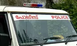 അമ്മ വാതില് തുറക്കുന്നില്ല; കരഞ്ഞു വിളിച്ച് മകള്: ഓടി എത്തി രക്ഷിച്ച് പോലിസ് അമ്മ വാതില് തുറക്കുന്നില്ല; കരഞ്ഞു വിളിച്ച് മകള്: ഓടി എത്തി രക്ഷിച്ച് പോലിസ്