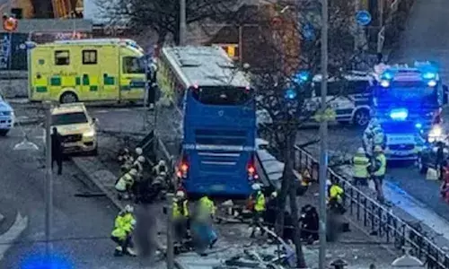 സ്റ്റോക്കോമിലെ ബസ് കാത്തിരിപ്പുകേന്ദ്രത്തിലേക്ക് ഡബിള് ഡക്കര് ബസ് ഇടിച്ചുകയറി അപകടം; മൂന്നു പേര് മരിച്ചു: മൂന്നു പേര്ക്ക് പരിക്ക് സ്റ്റോക്കോമിലെ ബസ് കാത്തിരിപ്പുകേന്ദ്രത്തിലേക്ക് ഡബിള് ഡക്കര് ബസ് ഇടിച്ചുകയറി അപകടം; മൂന്നു പേര് മരിച്ചു: മൂന്നു പേര്ക്ക് പരിക്ക്