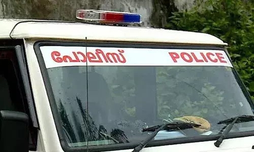 അമ്മ വാതില് തുറക്കുന്നില്ല; കരഞ്ഞു വിളിച്ച് മകള്: ഓടി എത്തി രക്ഷിച്ച് പോലിസ് അമ്മ വാതില് തുറക്കുന്നില്ല; കരഞ്ഞു വിളിച്ച് മകള്: ഓടി എത്തി രക്ഷിച്ച് പോലിസ്