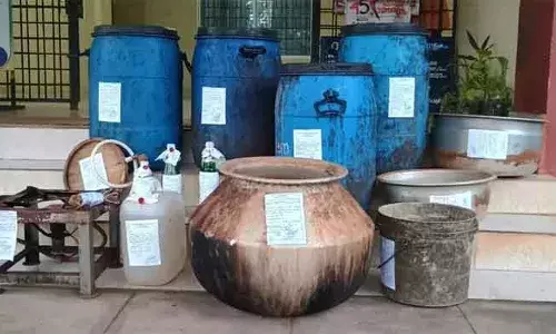 മാലോം എടക്കാനത്ത് വാറ്റുകേന്ദ്രം എക്‌സൈസ് തകര്‍ത്തു; ബളാലില്‍ തകര്‍ത്തത് തെരഞ്ഞെടുപ്പ് കാലം ചാരായത്തില്‍ മുക്കാനുള്ള വ്യാജമദ്യ ലോബിയുടെ ശ്രമം