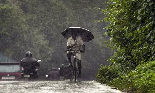 സംസ്ഥാനത്ത് വീണ്ടും മഴ മുന്നറിയിപ്പ്; രണ്ട് ജില്ലകളിൽ യെല്ലോ അലർട്ട്; ഉയർന്ന തിരമാലയ്ക്കും സാധ്യത; ജാഗ്രത നിർദ്ദേശം നൽകി അധികൃതർ