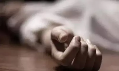 അടുക്കള ഭാഗത്ത് വീണുകിടക്കുന്ന നിലയിൽ ഒരാൾ; തൃശൂരിൽ അമ്മയേയും മകനെയും മരിച്ചനിലയിൽ കണ്ടെത്തി; ആത്മഹത്യയെന്ന് സംശയം