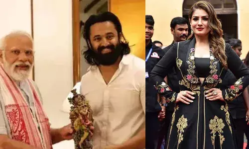 നരേന്ദ്ര മോദിയുടെ ജീവിത കഥ പറയുന്ന മാ വന്ദേ; ഉണ്ണിമുകുന്ദൻ നായകനാകുന്ന ചിത്രത്തിൽ നിർണായക വേഷത്തിൽ രവീണ ടണ്ടൻ; ബയോപിക്കിൽ അവതരിപ്പിക്കുന്നത് മോദിയുടെ അമ്മ വേഷം നരേന്ദ്ര മോദിയുടെ ജീവിത കഥ പറയുന്ന മാ വന്ദേ; ഉണ്ണിമുകുന്ദൻ നായകനാകുന്ന ചിത്രത്തിൽ നിർണായക വേഷത്തിൽ രവീണ ടണ്ടൻ; ബയോപിക്കിൽ അവതരിപ്പിക്കുന്നത് മോദിയുടെ അമ്മ വേഷം