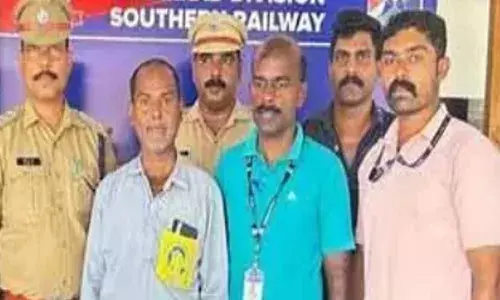 വിവേക് എക്സ്പ്രസ് സ്റ്റേഷനിലോട്ട് അടുത്തതും ഇരച്ചെത്തിയ പോലീസ്; പരിശോധനയ്ക്കിടെ അറ്റൻഡറിന്റെ മുഖത്ത് ടെൻഷൻ; ജീവനക്കാരുടെ കാബിനിൽ കണ്ടത്; കൈയ്യോടെ പൊക്കി