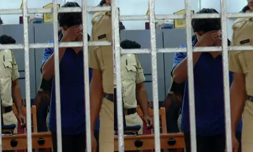 ബിവറേജസ് ഔട്ട്ലെറ്റില് നിന്നൊരു എമർജൻസി കോൾ; സ്ഥലത്ത് കുതിച്ചെത്തിയ പൊലീസിന് ഞെട്ടൽ; മദ്യം വാങ്ങാന് നല്കിയത് അസ്സൽ കള്ളനോട്ട്; യുവാക്കൾ അറസ്റ്റിൽ ബിവറേജസ് ഔട്ട്ലെറ്റില് നിന്നൊരു എമർജൻസി കോൾ; സ്ഥലത്ത് കുതിച്ചെത്തിയ പൊലീസിന് ഞെട്ടൽ; മദ്യം വാങ്ങാന് നല്കിയത് അസ്സൽ കള്ളനോട്ട്; യുവാക്കൾ അറസ്റ്റിൽ