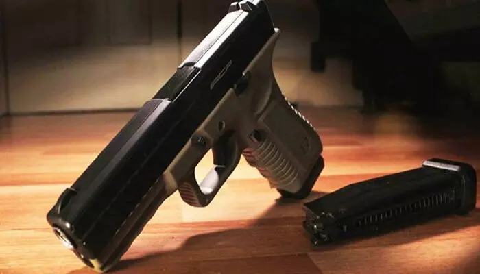 കണ്ണൂരില് യുവാവ് വെടിയേറ്റ് മരിച്ചു; നായാട്ടിനിടെ അബദ്ധത്തില് വെടികൊണ്ടതെന്ന് സൂചന: സുഹൃത്ത് പോലിസ് കസ്റ്റഡിയില് കണ്ണൂരില് യുവാവ് വെടിയേറ്റ് മരിച്ചു; നായാട്ടിനിടെ അബദ്ധത്തില് വെടികൊണ്ടതെന്ന് സൂചന: സുഹൃത്ത് പോലിസ് കസ്റ്റഡിയില്