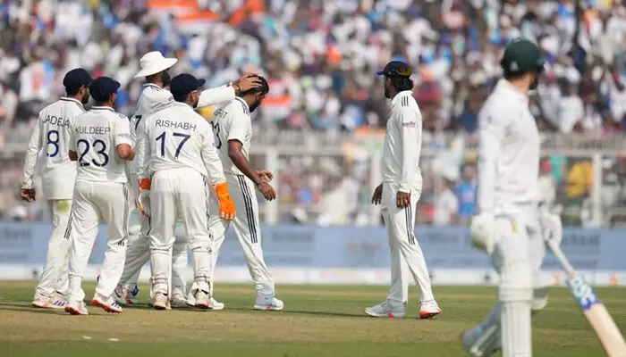 അര്ധ സെഞ്ചുറിയുമായി പ്രതിരോധിച്ച് ബവുമ; ദക്ഷിണാഫ്രിക്കയെ 153 റണ്സിന് പുറത്താക്കി ഇന്ത്യ; കൊല്ക്കത്ത ടെസ്റ്റില് 124 റണ്സ് വിജയലക്ഷ്യം; ആതിഥേയര്ക്ക് തുടക്കത്തിലെ തിരിച്ചടി; ഓപ്പണര്മാരെ നഷ്ടമായി അര്ധ സെഞ്ചുറിയുമായി പ്രതിരോധിച്ച് ബവുമ; ദക്ഷിണാഫ്രിക്കയെ 153 റണ്സിന് പുറത്താക്കി ഇന്ത്യ; കൊല്ക്കത്ത ടെസ്റ്റില് 124 റണ്സ് വിജയലക്ഷ്യം; ആതിഥേയര്ക്ക് തുടക്കത്തിലെ തിരിച്ചടി; ഓപ്പണര്മാരെ നഷ്ടമായി